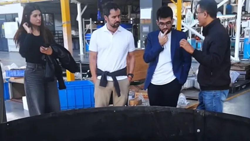 Kunden besuchen die Fabrik