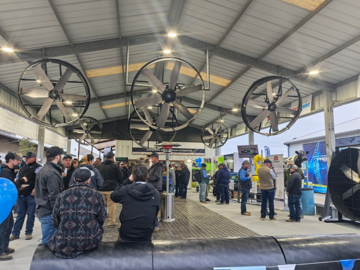 Eine technische Vorschau auf Terruis Viehhaltungsausrüstungs-Highlights 2026, die die 30 % energiesparenden PMSM-Direktantriebsventilatoren und frostfreien intelligenten Heiztränken für die ganzjährige Produktivität auf dem Hof zeigt. Eine technische Vorschau auf Terruis Viehhaltungsausrüstungs-Highlights 2026, die die 30 % energiesparenden PMSM-Direktantriebsventilatoren und frostfreien intelligenten Heiztränken für die ganzjährige Produktivität auf dem Hof zeigt.